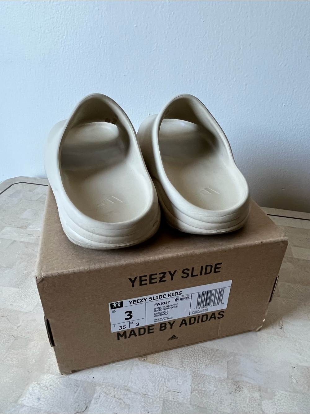 Yeezy Slides - Picture 2 of 5
